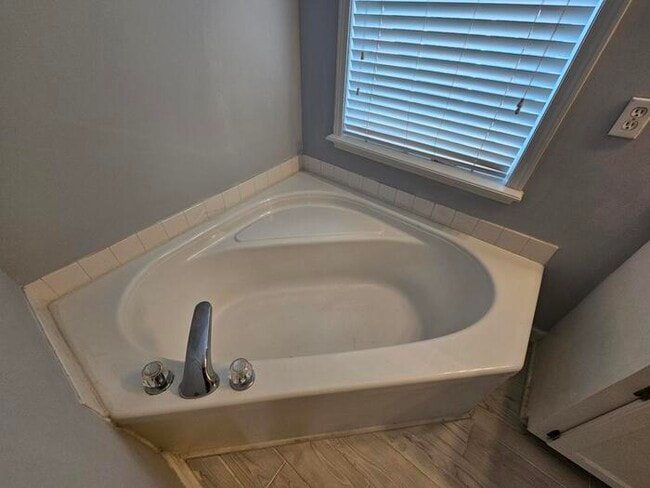 Building Photo - Elgin beauty with large bonus room