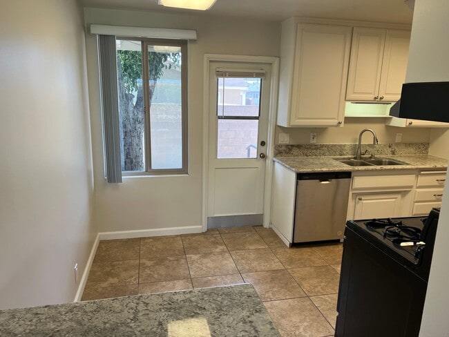 Building Photo - Charming 1 Bedroom unit, completely remode...