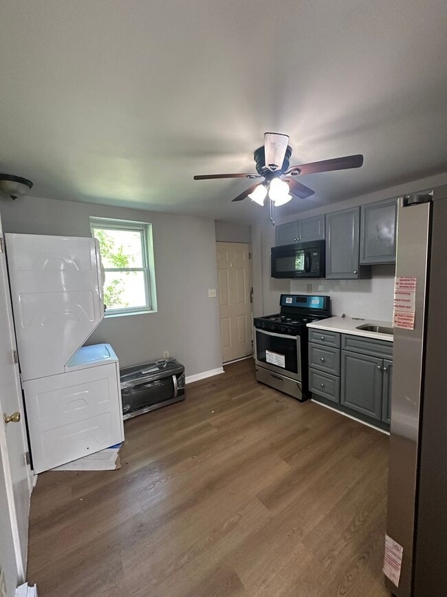 Building Photo - 2 Bed, 1 Bath Townhome