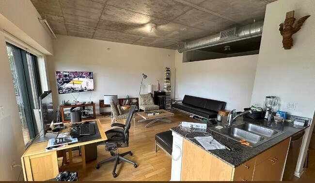 Building Photo - 817 Davis St