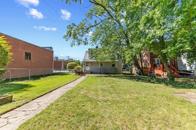 Building Photo - 530 E Alexandria Ave