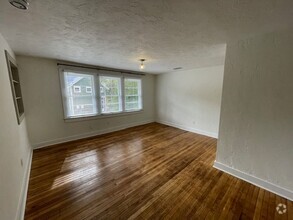 Building Photo - Recently Renovated 2 Bedroom Apartment in ...