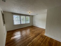 Building Photo - Recently Renovated 2 Bedroom Apartment in ...