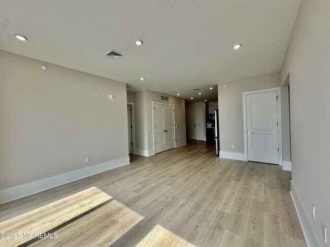 Building Photo - 218 3rd Ave