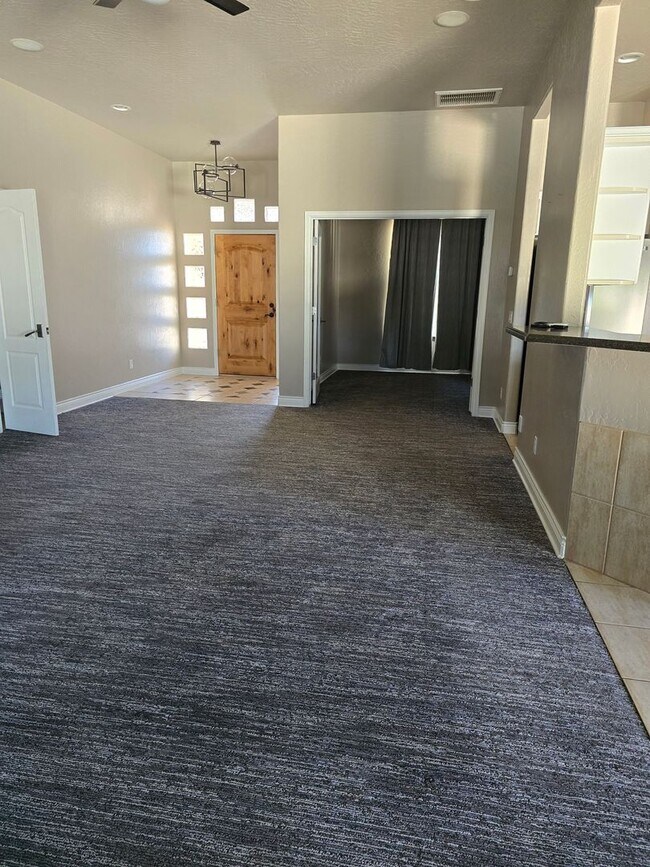 Building Photo - Beautiful 3-Bedroom Home with Scenic Views in the Redlands