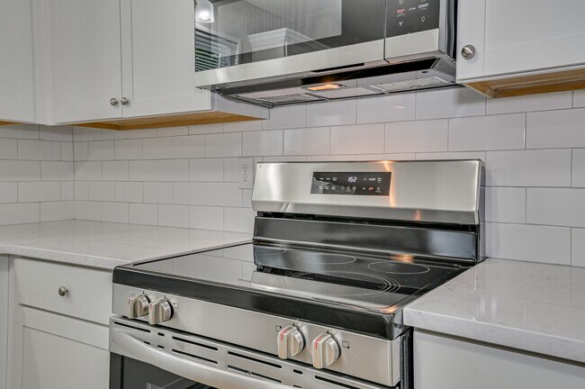 Building Photo - 208 Foxdale Dr