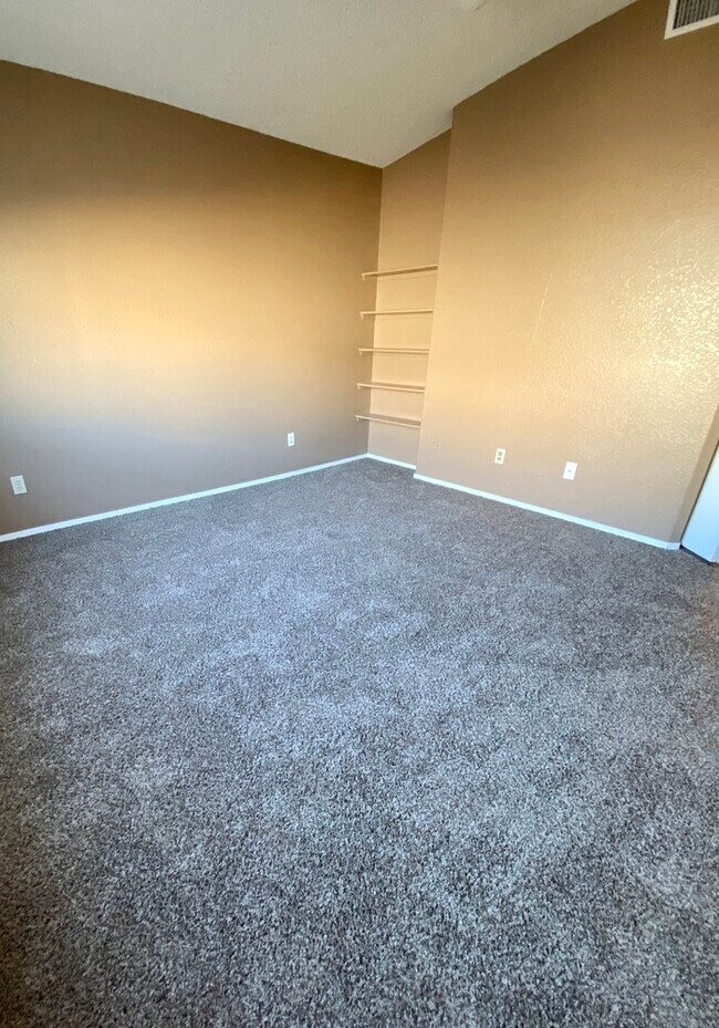 Building Photo - HOUSE FOR RENT