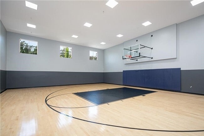 Building Photo - 2174 Scholarship