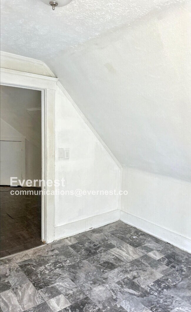 Building Photo - 2213 E 82nd St