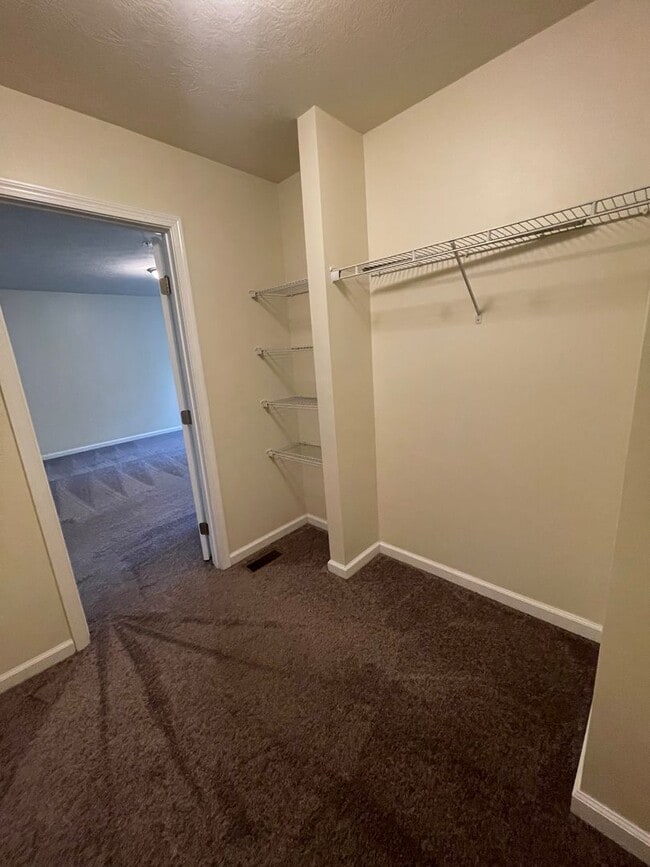 Building Photo - Gorgeous 3 BD/ 2.5 BA Townhouse Available ...