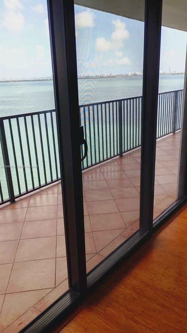 Building Photo - 801 N Venetian Dr