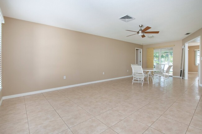 Building Photo - "Charming Sarasota Retreat: Spacious 3-Bed...