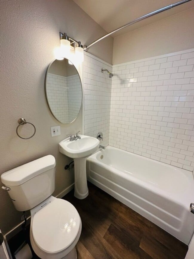 Building Photo - Adorable remodeled in 2023 2 bedroom 1 bathroom duplex available soon!