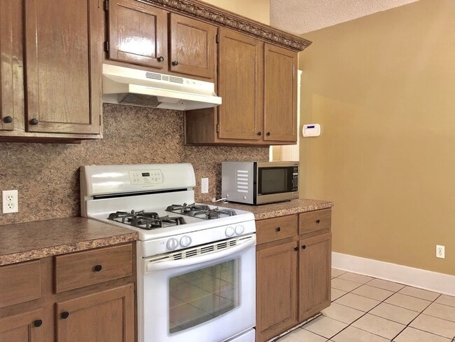 Building Photo - ROMANTIC DETAILS & a Cottage Feel! 3 Bedro...