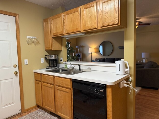 Building Photo - Charming 2BR Townhome in Desirable Cliff Lake Community