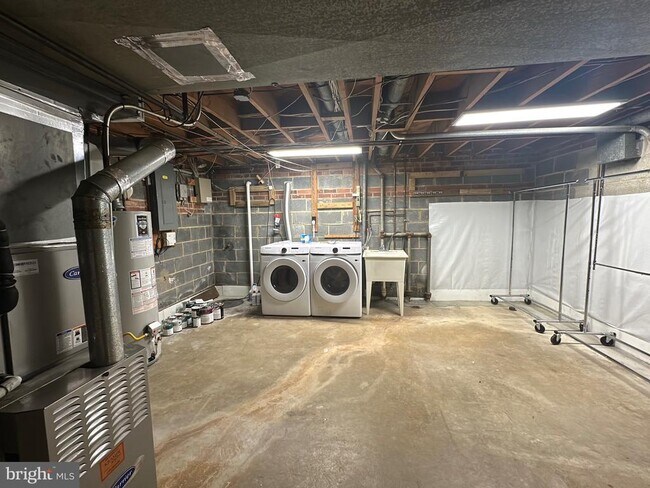 Building Photo - 6726 S Kings Hwy