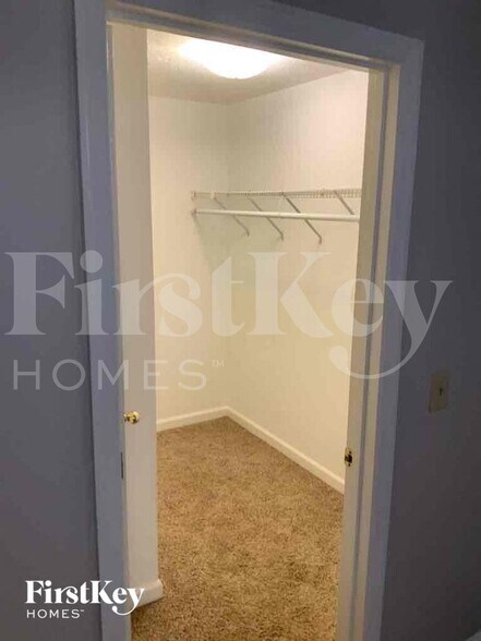 Building Photo - 1675 Pilgrim Way