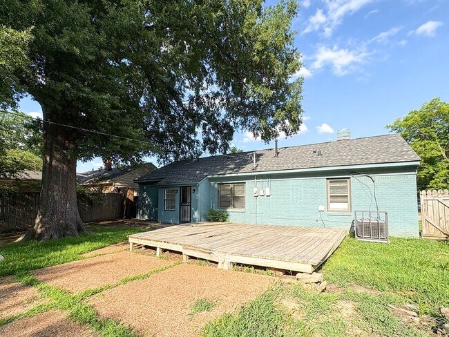 Building Photo - Updated 3 bedroom, 1 bathroom near Quince and Perkins