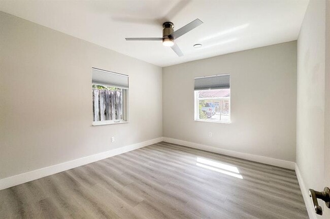 Building Photo - 1641 NE 5th Ct