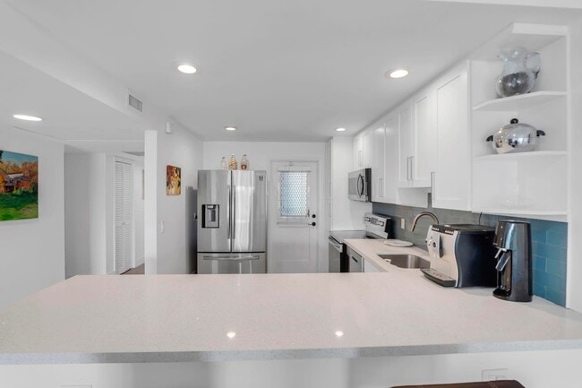 Building Photo - 2800 N Palm Aire Dr