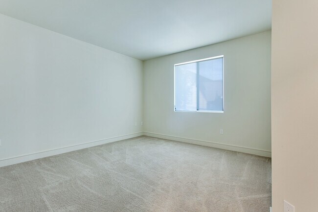 Building Photo - Gorgeous 2 bedroom 2 bath