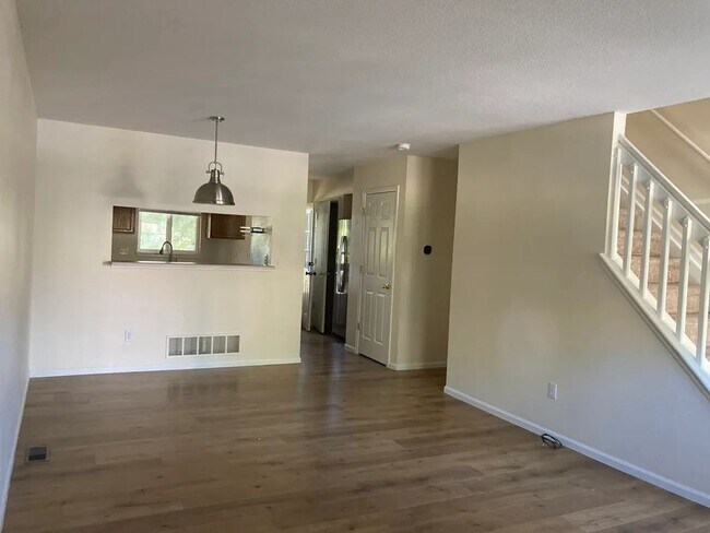 Building Photo - Sunny & Spacious 2-Bedroom Townhome