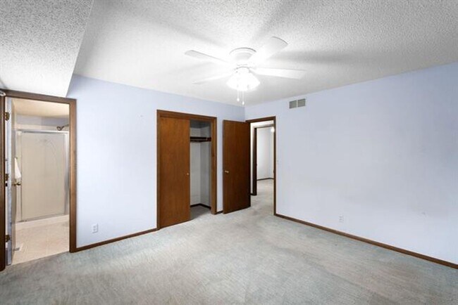 Building Photo - Spacious home near 55th st. S. and Broadway