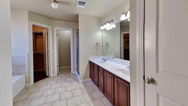 Building Photo - 4 Bedroom Home in Edmond