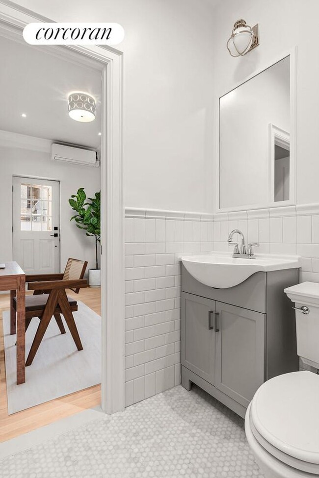 Building Photo - 6 E 65th St