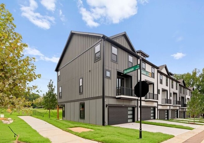Building Photo - FREE RENT! Stunning 4 Bed | 3.5 Bath Luxury Townhome at The Towns at Rocky River