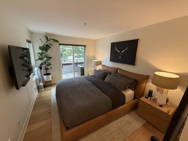 Building Photo - Charming and Rare 2BR/2BA/2Garage Parking ...