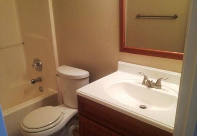 Building Photo - COMING SOON 3 BEDS/2 BATHS!