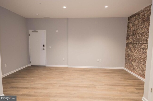 Building Photo - 218 W Main St