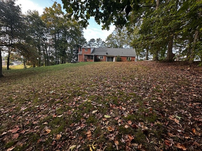 Building Photo - Spacious 3 bedroom/ 2.5 bath home near Exi...