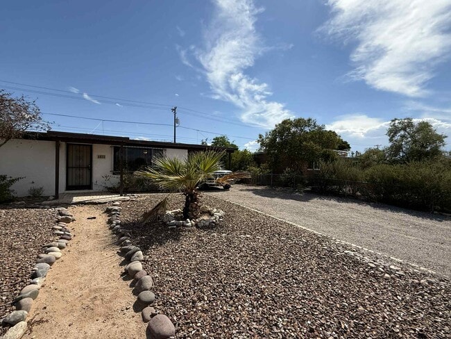 Building Photo - 4832 E 24th St