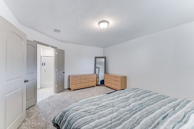 Building Photo - 204 Shoreview Dr