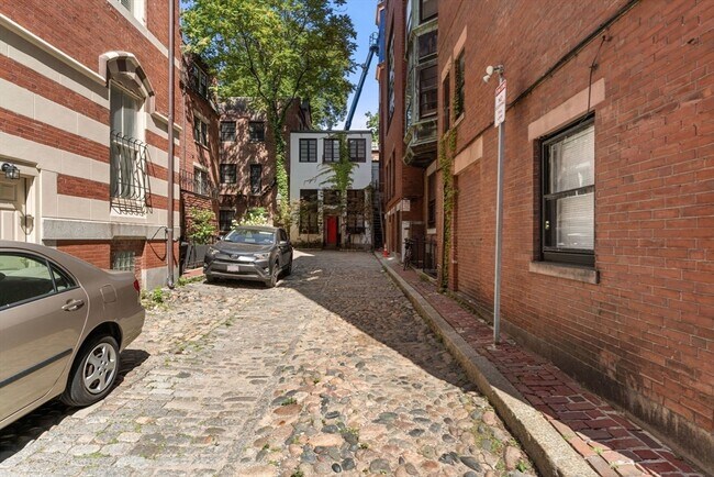 Building Photo - 48 Beacon St