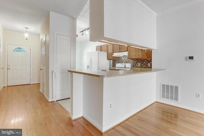 Building Photo - 7170 Westfield Ct