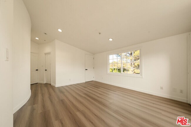 Building Photo - 1109 Pine Dr
