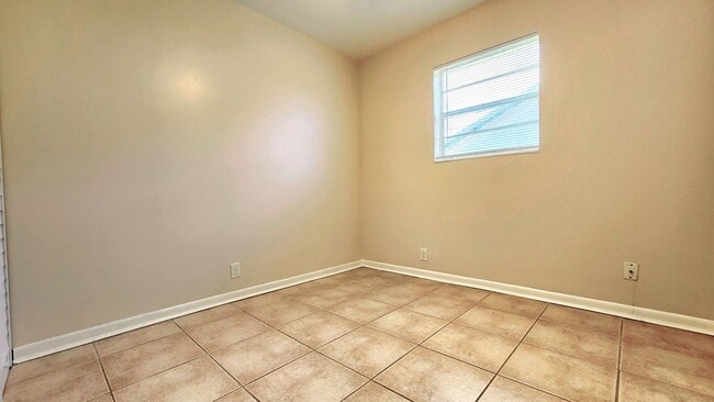 Building Photo - $500 bonus & Cozy 3 bed/1 bath home with s...