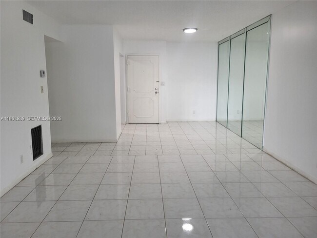 Building Photo - 3125 Oakland Shores Dr