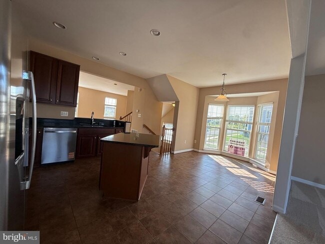 Building Photo - 60 Deerbrook Dr