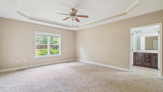 Building Photo - 110 Queens Cove Way