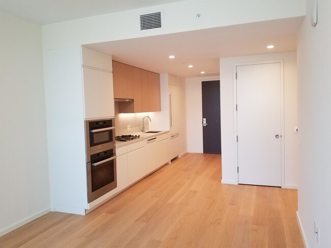 Primary Photo - 877 Francisco St