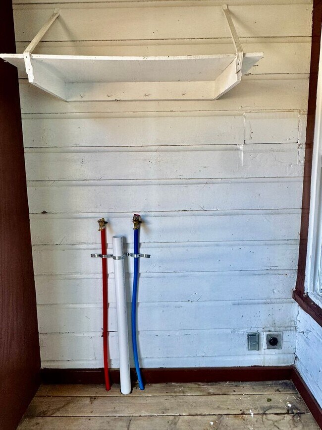 Building Photo - Move-In Special! February Rent Only $199 – Move In ASAP!