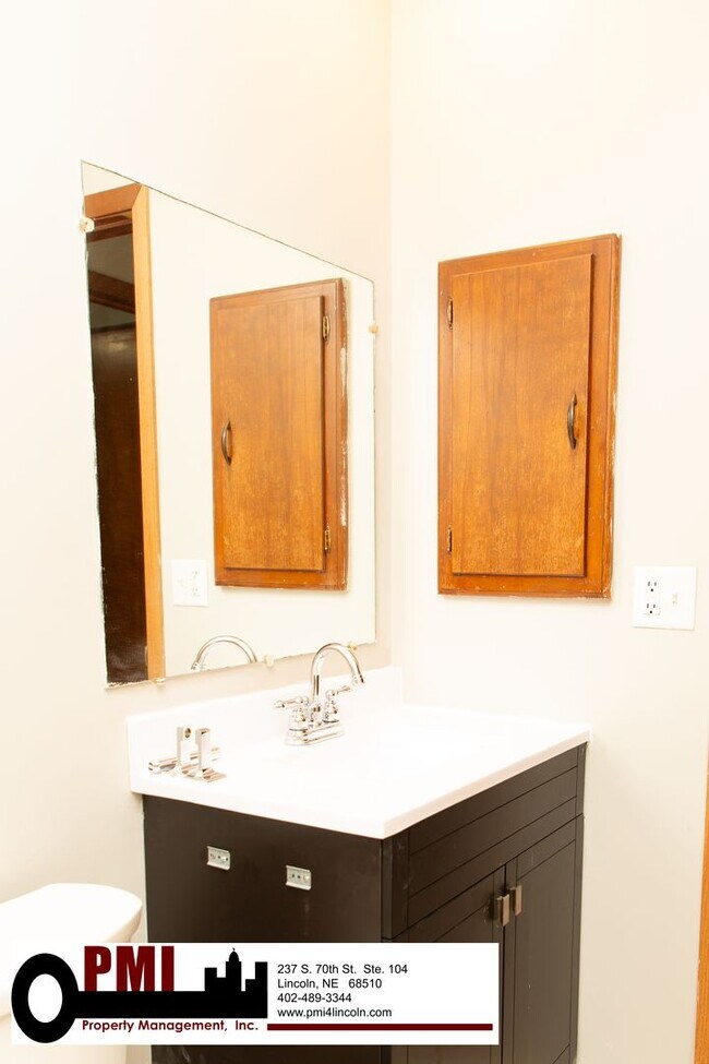 Building Photo - 2 Bedroom and 1.5 Bathroom Apartment Avail...