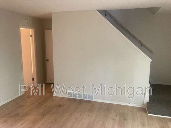 Building Photo - 6070 In the Pines Dr SE