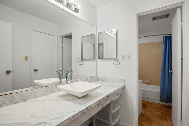 Building Photo - 1006 1/2 W 22nd St