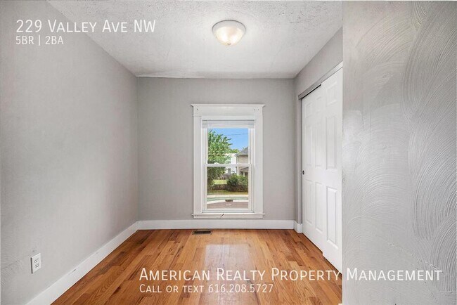 Building Photo - 229 Valley Ave NW