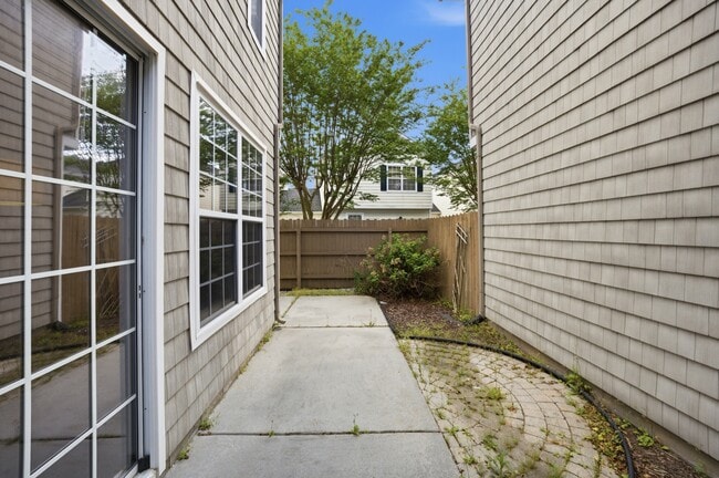 Building Photo - 5325 Brinsley Ln